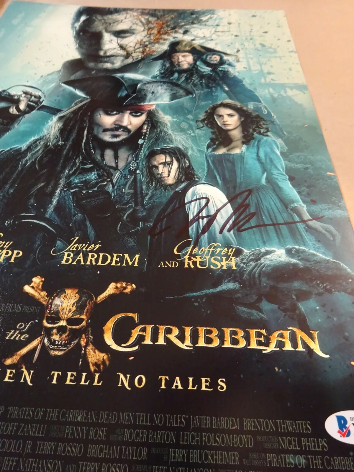 Brenton Thwaites — Signed BRENTON THWAITES PIRATES OF THE CARIBBEAN 12"x18" Photo BECKETT BAS COA, изображение 4
