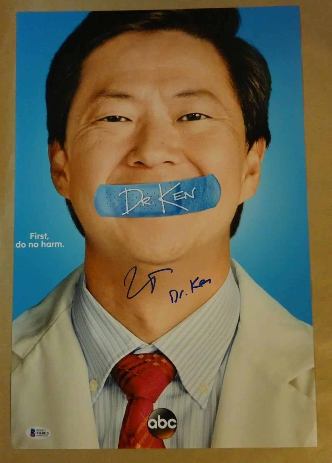 Ken Jeong — Signed KEN JEONG Autographed Dr. Ken ABC 12"x18" Photo BECKETT BAS COA, изображение 2