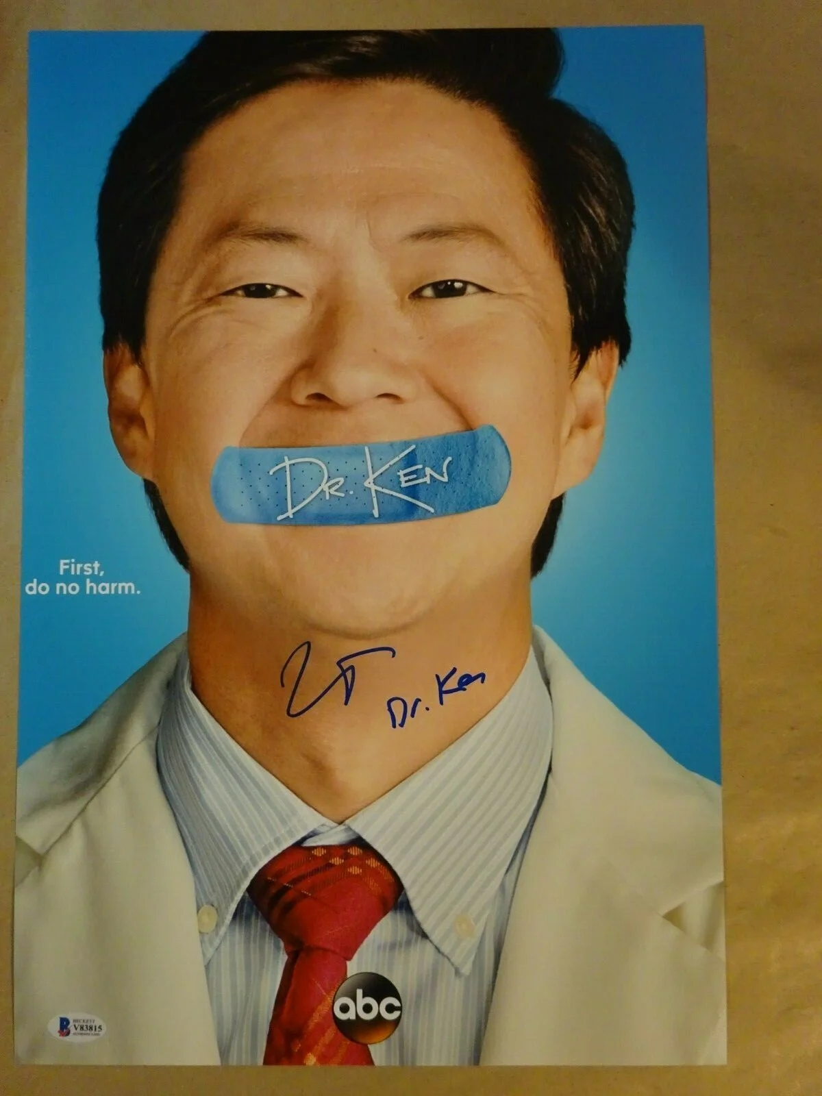 Ken Jeong — Signed KEN JEONG Autographed Dr. Ken ABC 12"x18" Photo BECKETT BAS COA, изображение 3