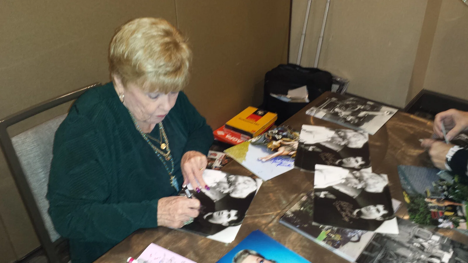 Pat Priest — The Munsters Pat Priest aka Marilyn Autographed 8x10 by CAR JSA Certified, изображение 2