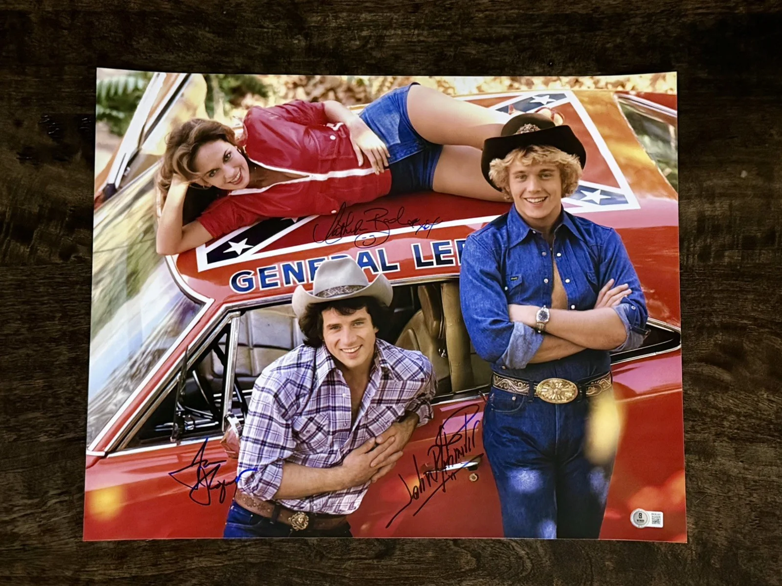 Tom Wopat / John Schneider / Catherine Bach — DUKES OF HAZZARD CATHERINE BACH TOM WOPAT JOHN SCHNIDER HAND SIGNED 16X20 PHOTO
