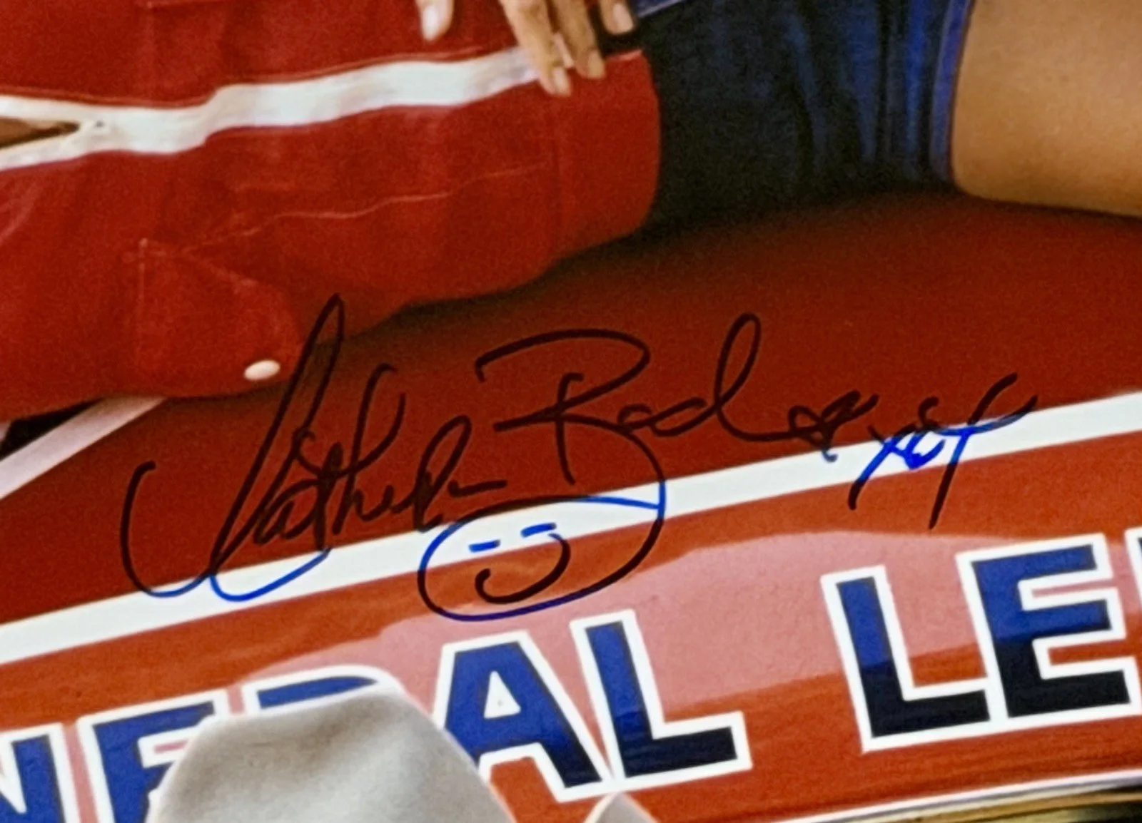 Tom Wopat / John Schneider / Catherine Bach — DUKES OF HAZZARD CATHERINE BACH TOM WOPAT JOHN SCHNIDER HAND SIGNED 16X20 PHOTO, изображение 2