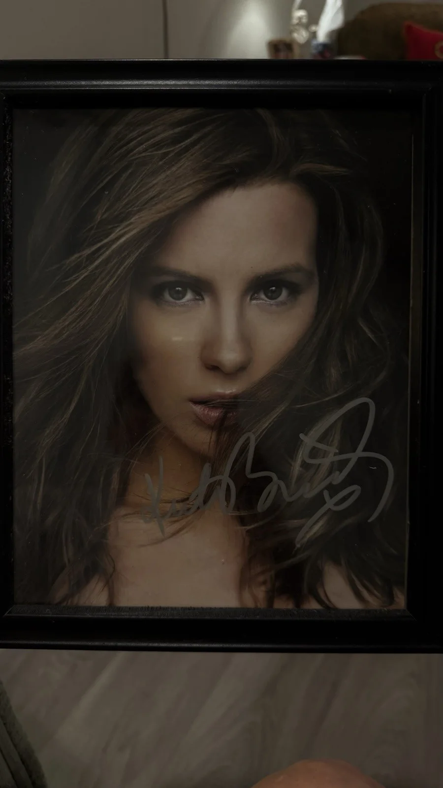 Kate Beckinsale — Kate Beckinsale Autographed Original Framed Movie Photo, изображение 2