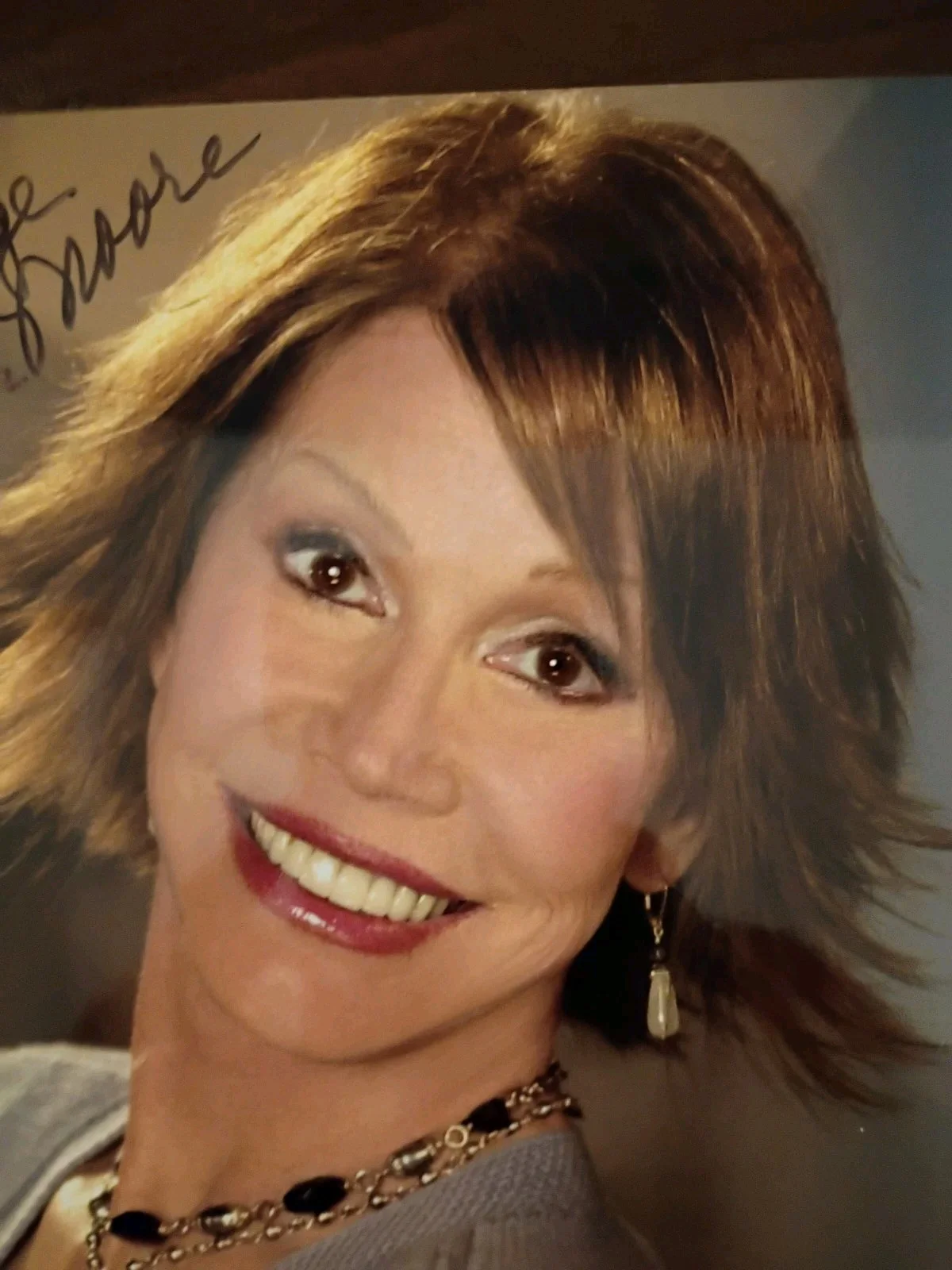 Mary Tyler Moore — MARY TYLER MOORE Signed Autographed 8x10 Photo..TV LEGEND..(d.2017) JSA COA, изображение 2