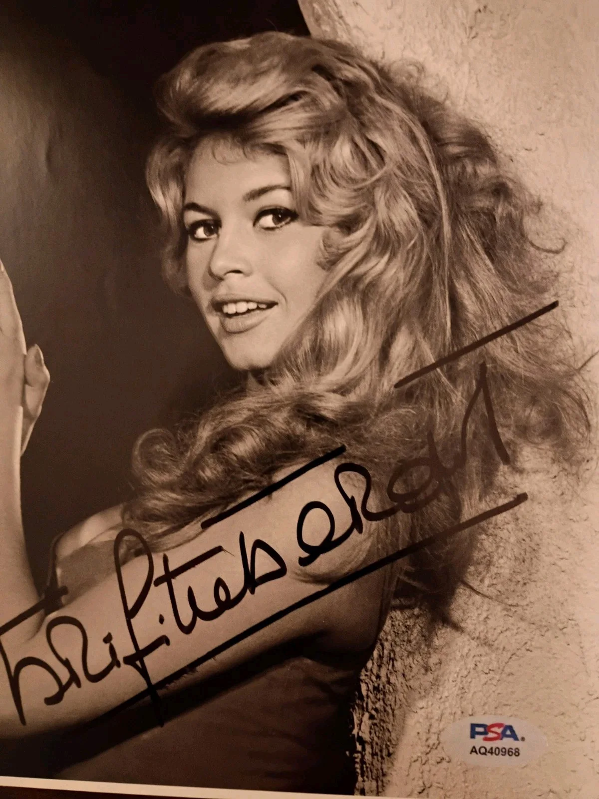 Brigitte Bardot — BRIGITTE BARDOT Signed VINTAGE 8x9 Photo..FRENCH ACTING LEGEND..(d.2025) PSA/DNA, изображение 3