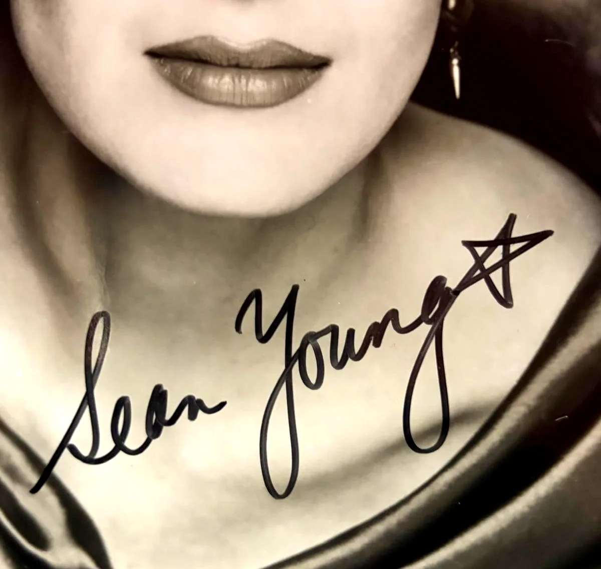 Sean Young — SEAN YOUNG SIGNED AUTOGRAPHED 8X10 PHOTO RARE STRIPES BLADE RUNNER FORD PSA COA, image 2