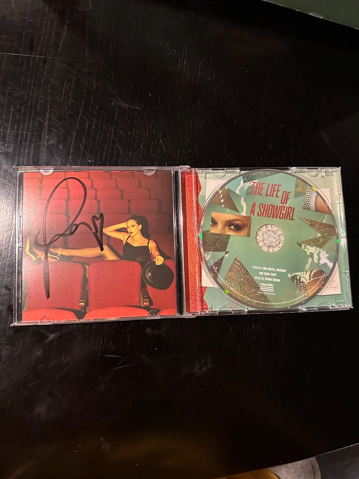Taylor Swift The Life of a Showgirl signed CD W/ heart (variant #4), изображение 4