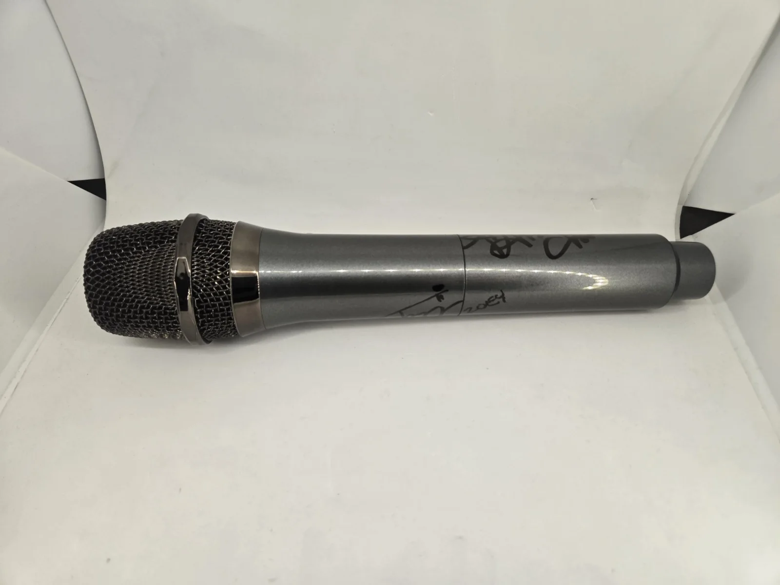 Rei Ami — Arden Cho/May Hong/Ji-Young Yoo Signed KPOP Demon Hunters Microphone! JSA COA, image 5