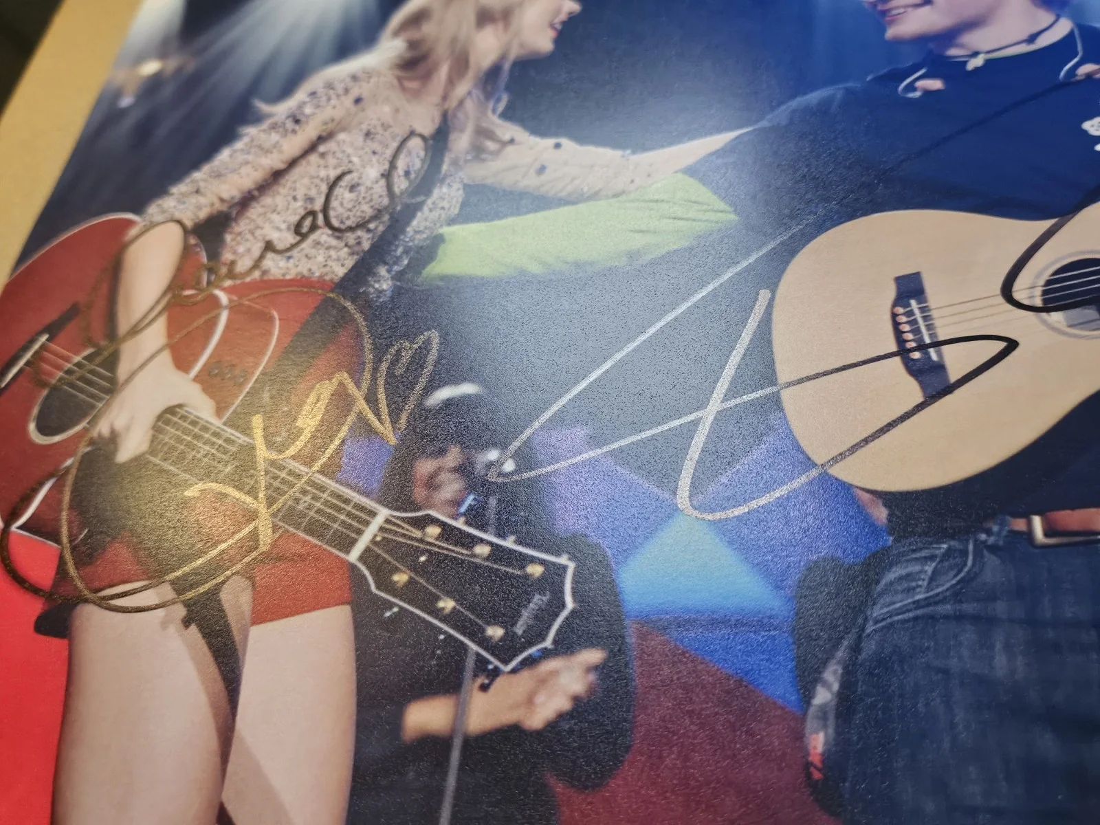 TAYLOR SWIFT AND ED SHEERAN ORIGINAL AUTOGRAPHS 12" X 8" W/ COA PHOTO 🎸, изображение 2