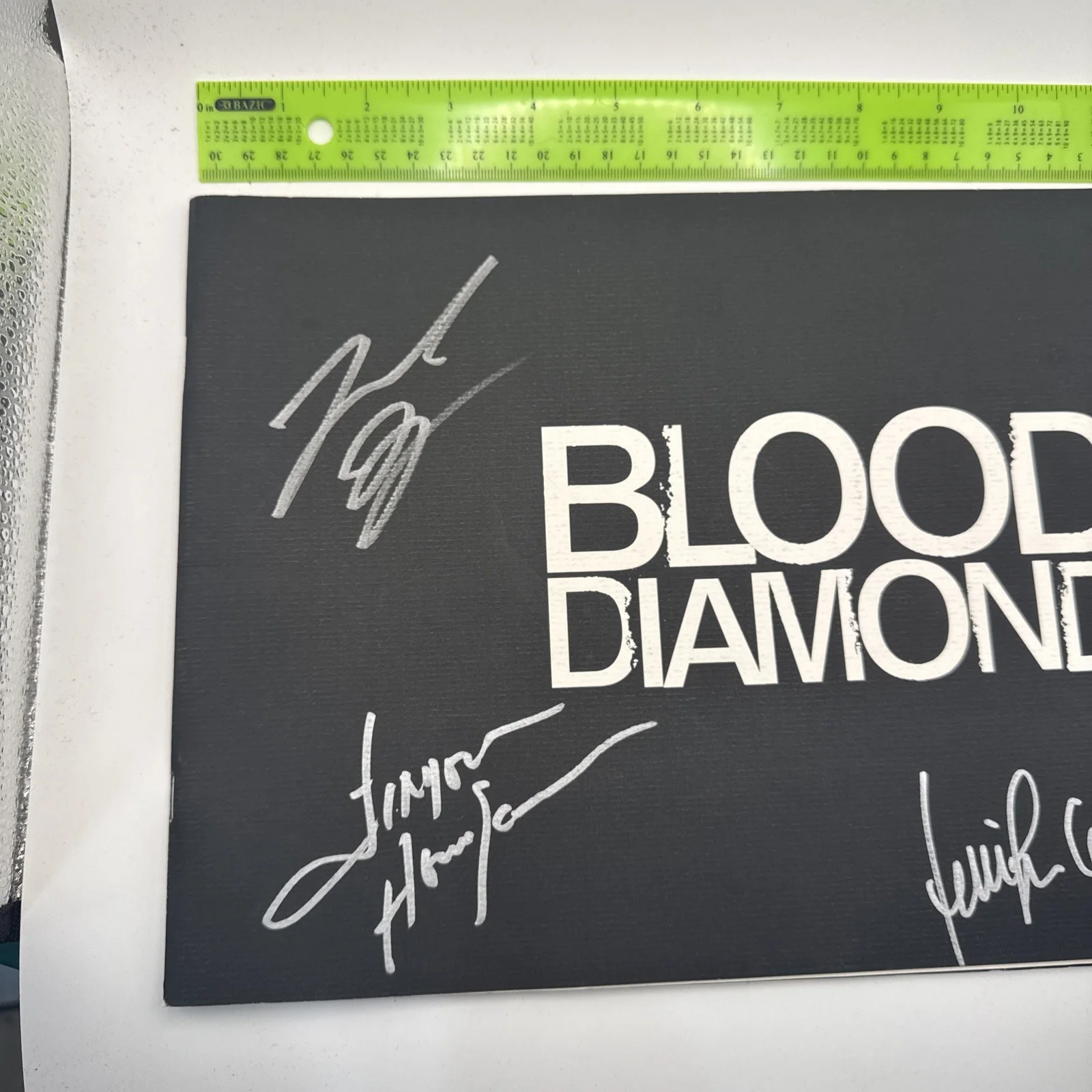 Leonardo DiCaprio, Djimon Housou — Signed Leonardo LEO DICAPRIO DJIMON HOUNSOU Blood Diamond Production Booklet, изображение 2