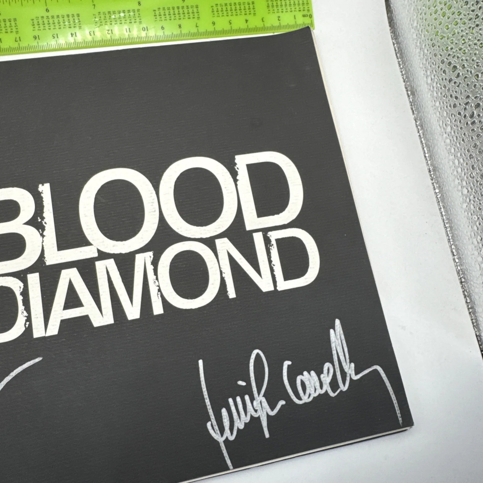 Leonardo DiCaprio, Djimon Housou — Signed Leonardo LEO DICAPRIO DJIMON HOUNSOU Blood Diamond Production Booklet, изображение 3