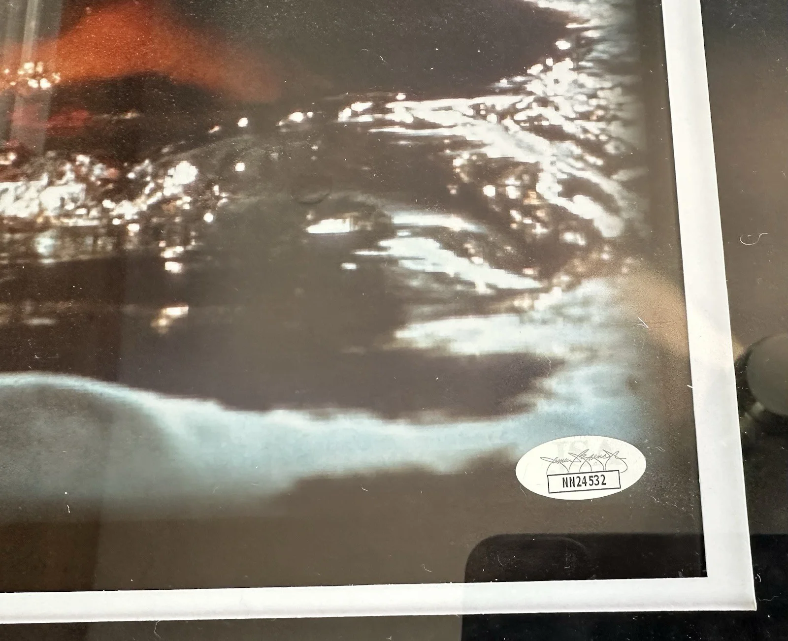 Jaws 1st Victim Susan Backlinie — JAWS 1st Victim signed Framed 16x20 photo of Susan Backlinie 28x24 Frame JSA COA, изображение 3