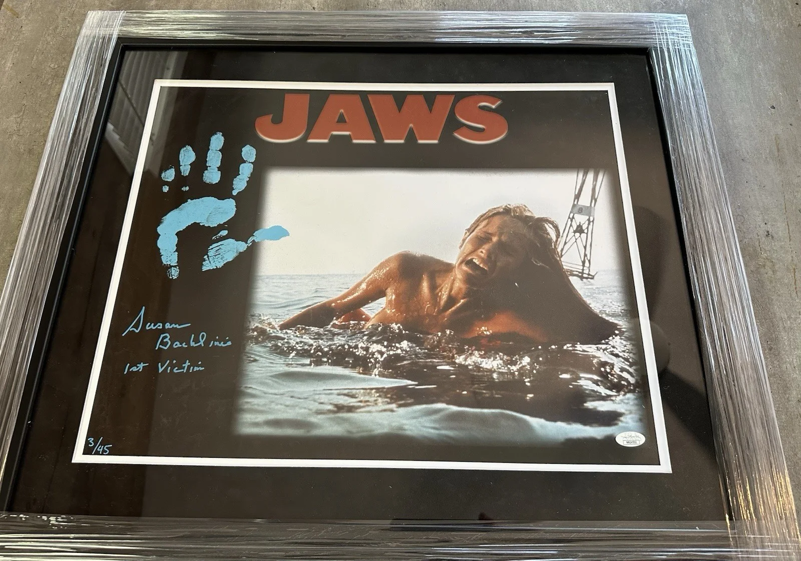 Jaws 1st Victim Susan Backlinie — JAWS 1st Victim signed Framed 16x20 photo of Susan Backlinie 28x24 Frame JSA COA, изображение 4