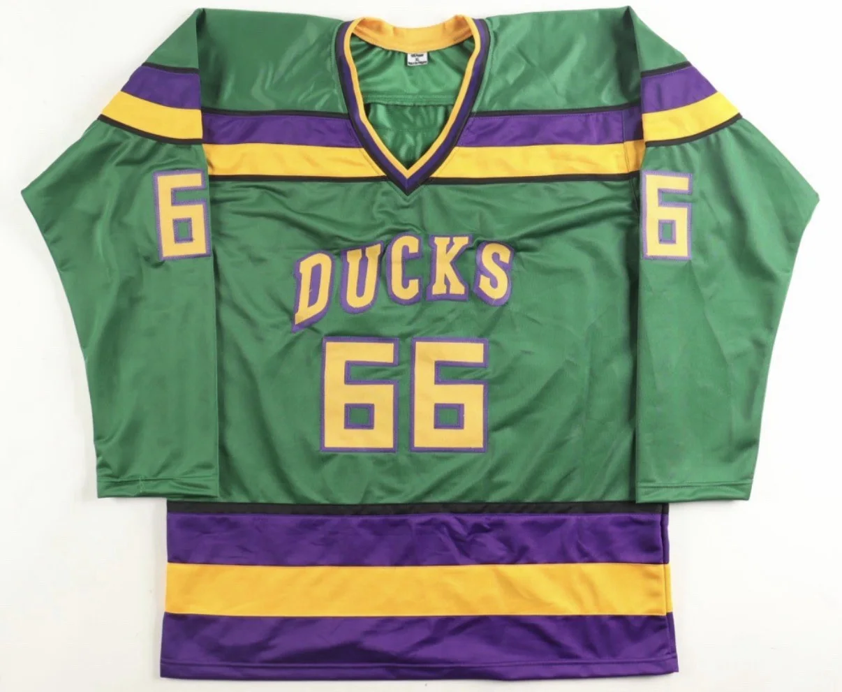 Emilio Estevez — Emilio Estevez Mighty Ducks Signed Green Bombay Hockey Jersey (JSA Hologram), изображение 2