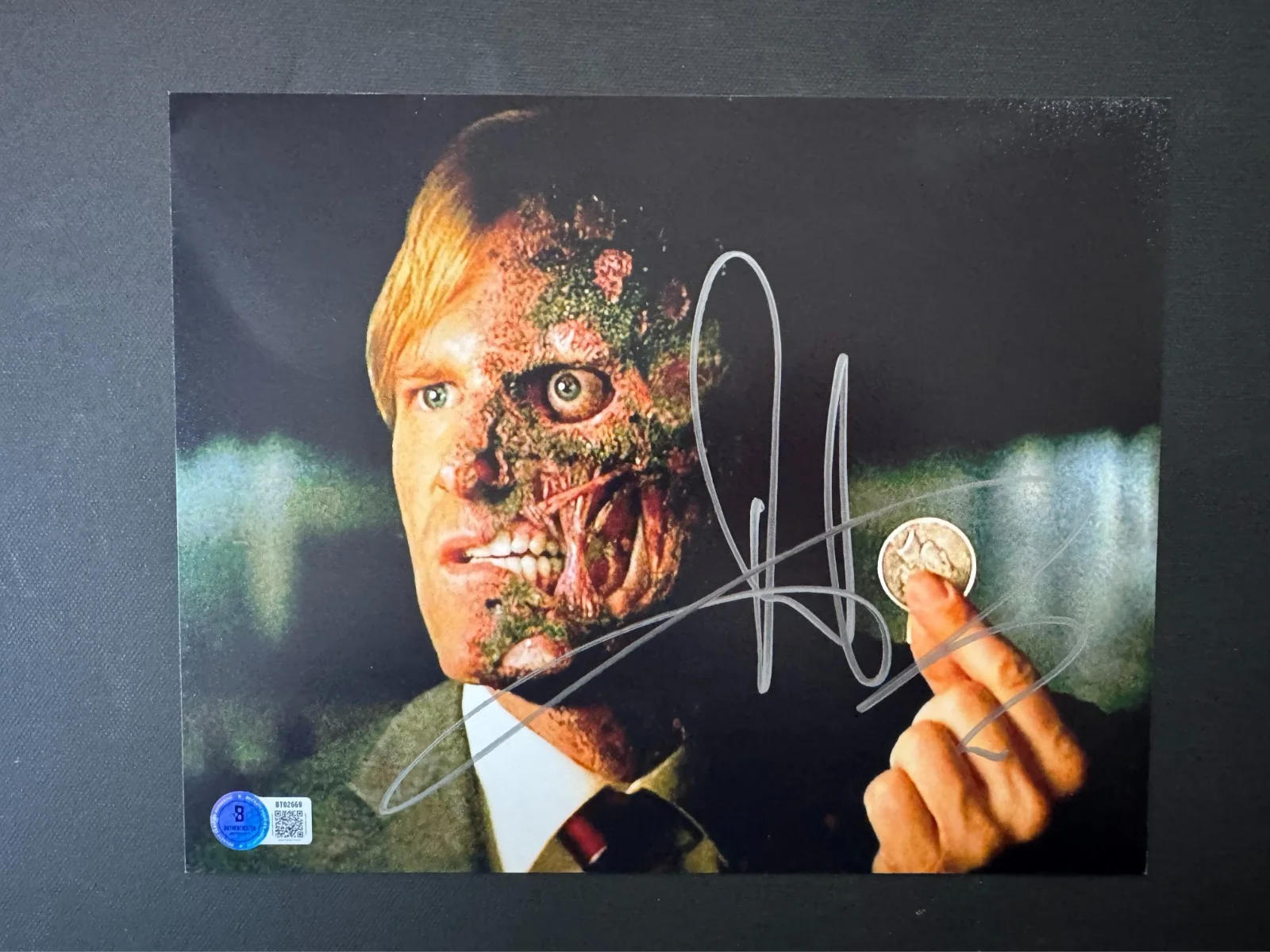 Aaron Eckhart — Aaron Eckhart Hot! signed autographed classic Batman TDK 8x10 photo Beckett BAS