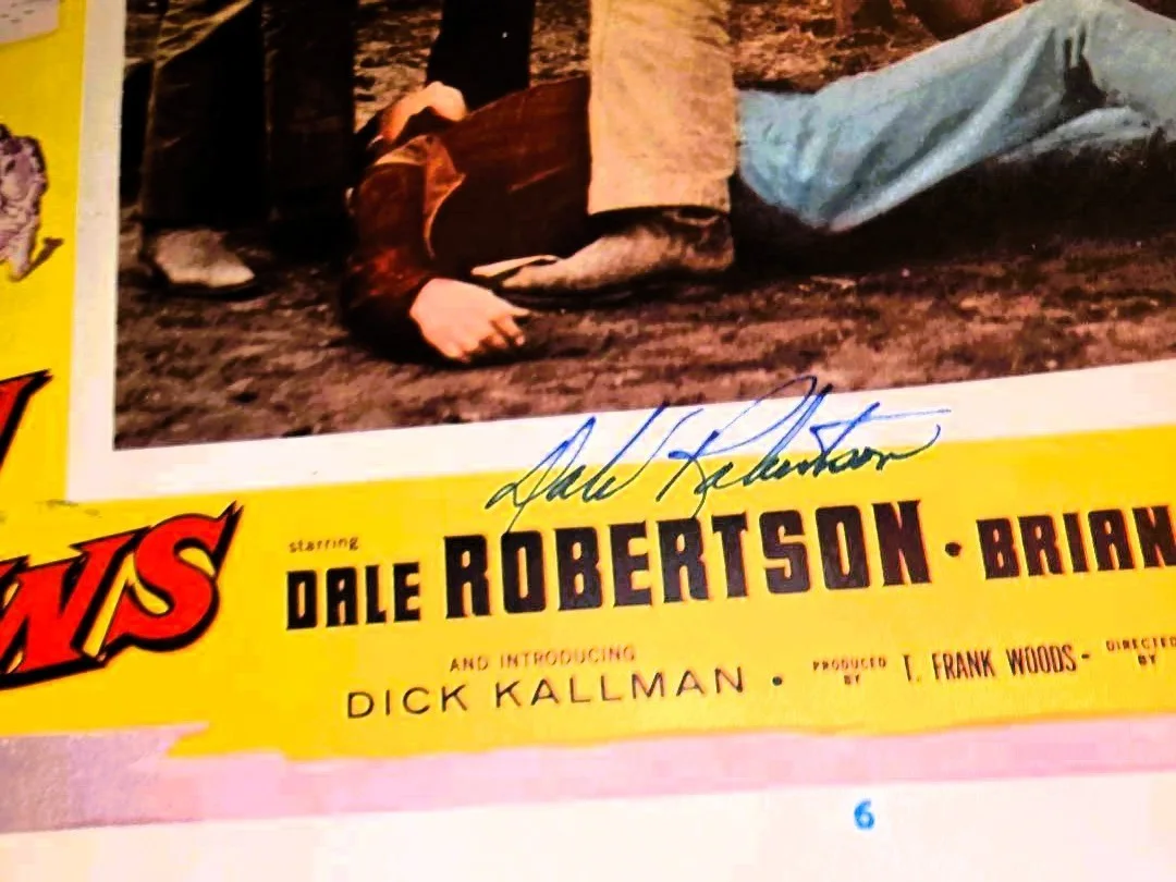 Dale Robertson — DALE ROBERTSON SIGNED 11x14 LOBBY CARD with UACC COA + Tales of Wells Fargo, изображение 2