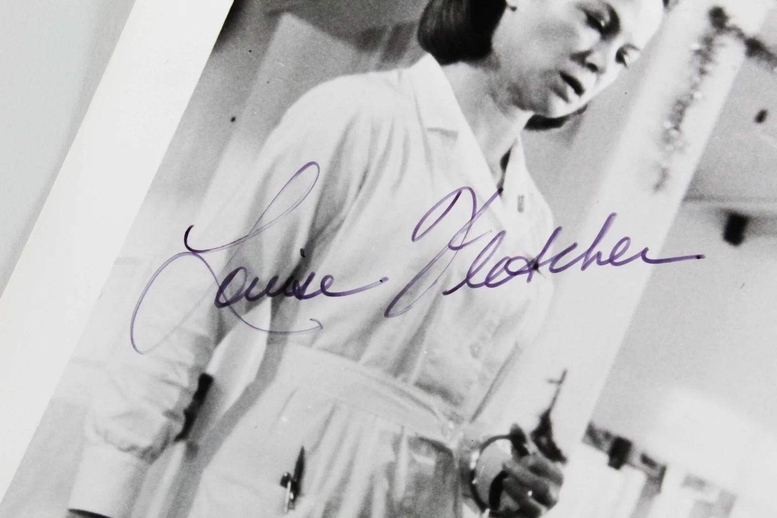 Louise Fletcher Signed Photo 8x10 One Flew Over the Cuckoo's Nest - COA JSA, image 2