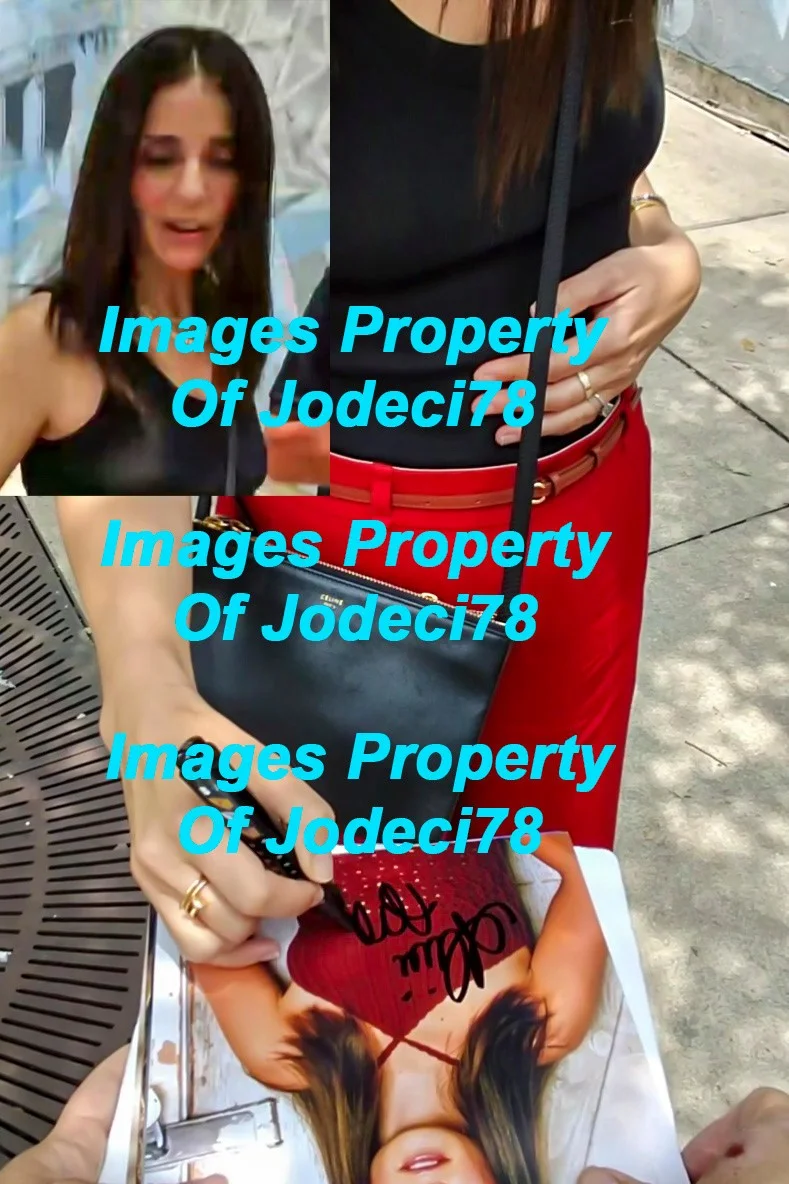 Shiri Appleby — Shiri Appleby Signed Autographed ROSWELL 8x10 Photo EXACT Proof ACOA B UnReal, image 3
