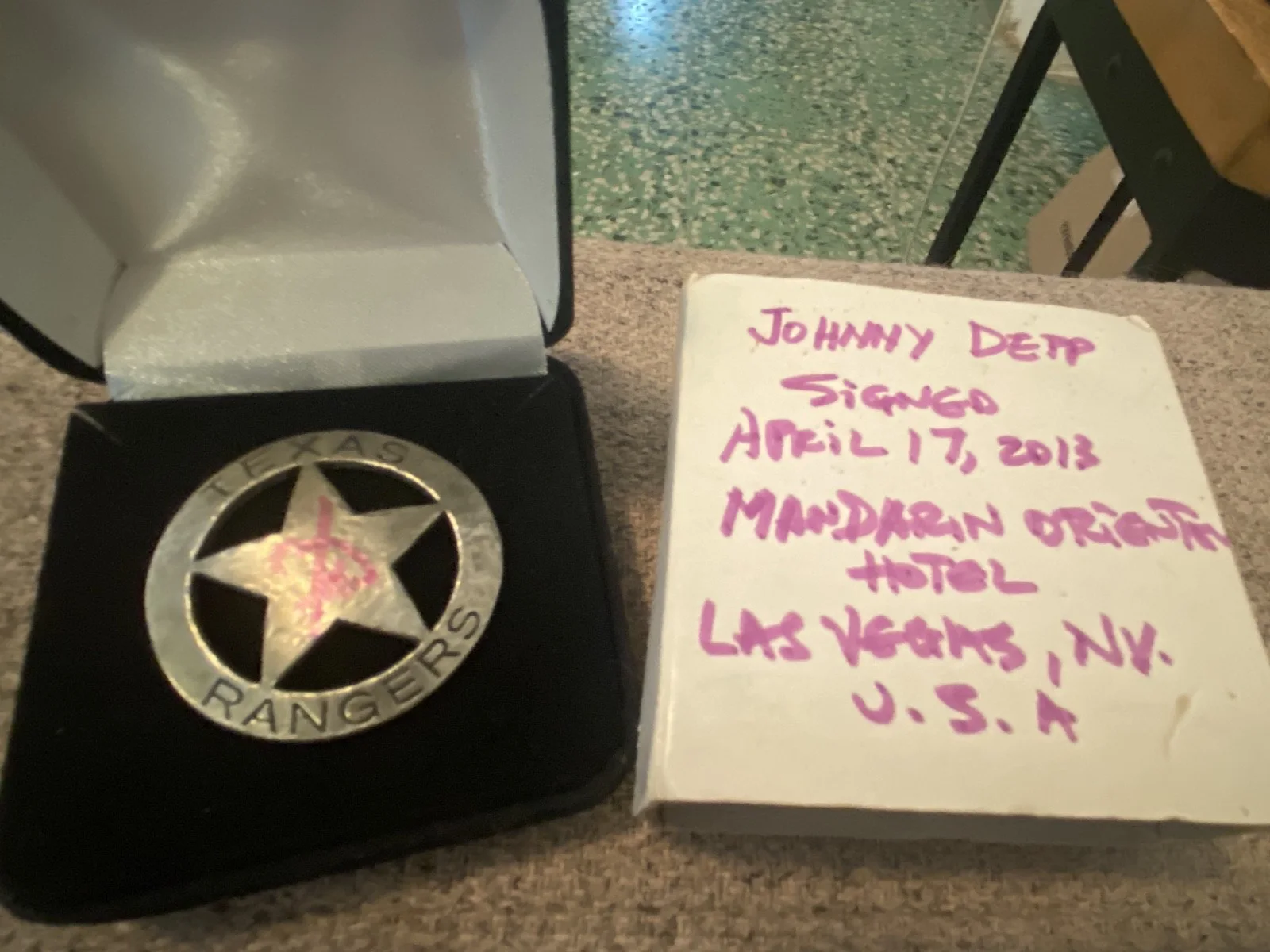 Johnny Depp — Johnny Depp Signed Texas Rangers Pin Badge LONE RANGER 2013, изображение 2