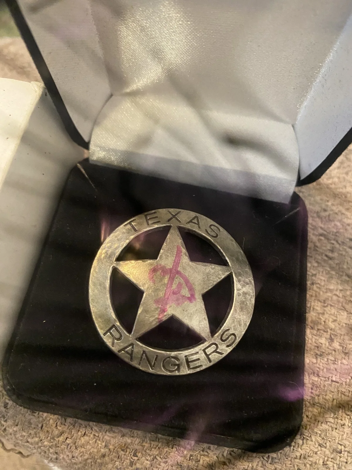 Johnny Depp — Johnny Depp Signed Texas Rangers Pin Badge LONE RANGER 2013, изображение 3