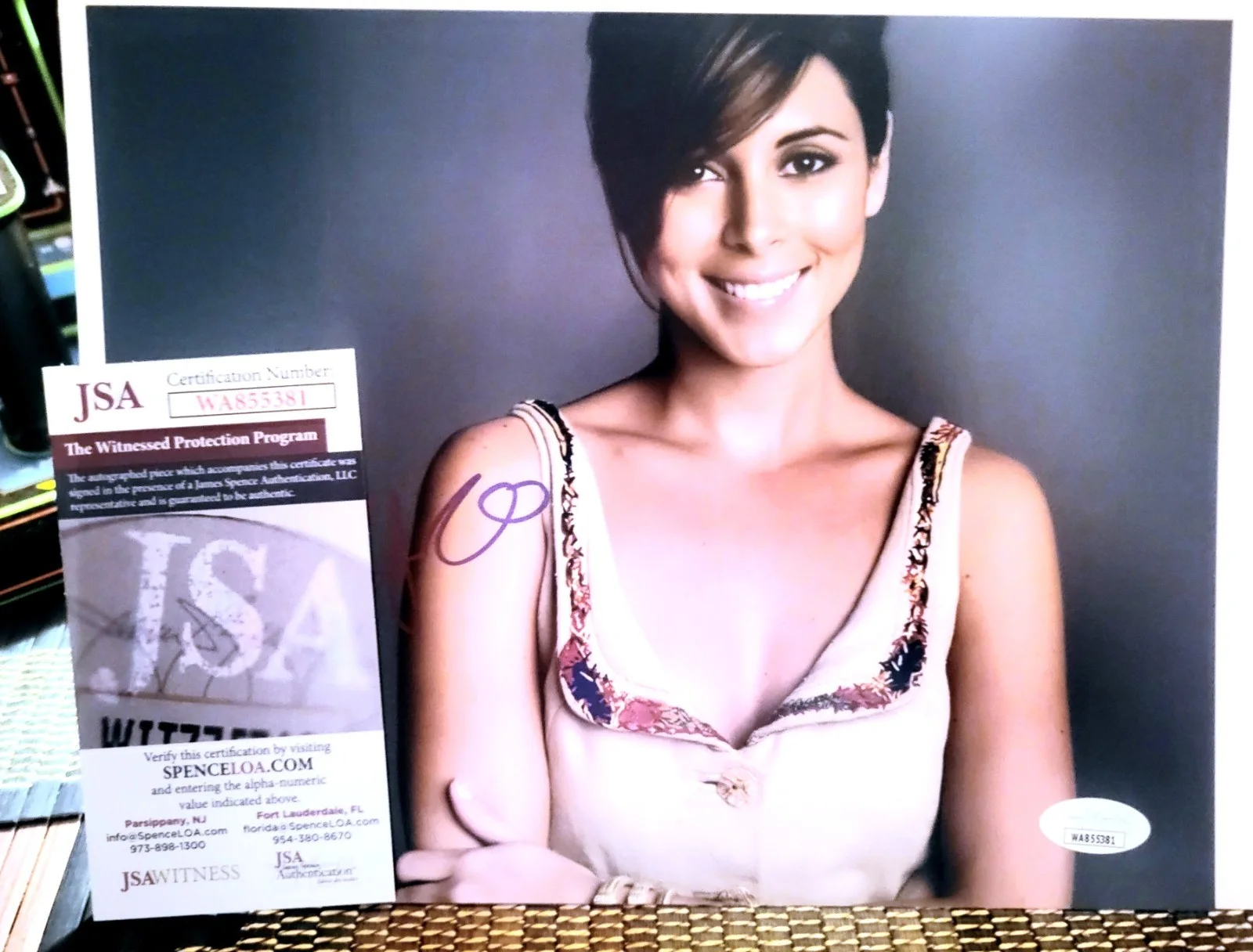 JAMIE LYNN SIGLER — JAMIE LYNN SIGLER. SIGNED. "HOT" 8X10 PHOTO W/COA