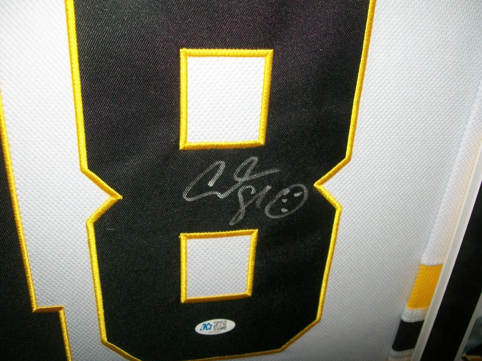 Adam Sandler — ADAM SANDLER FRAMED AUTOGRAPHED SIGNED HAPPY GILMORE JERSEY BOSTON BRUINS 5 STAR, изображение 2