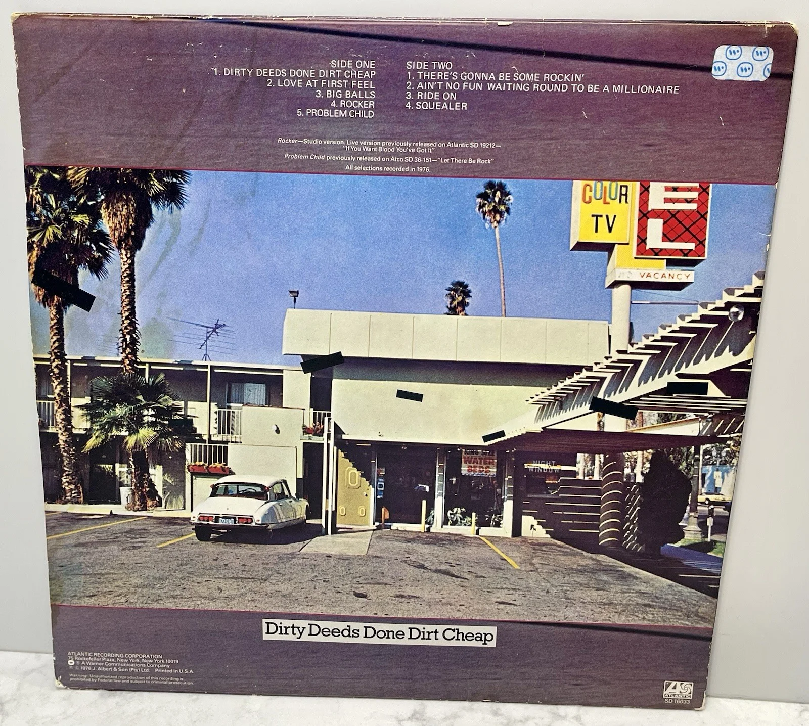 AC/DC Signed Dirty Deeds Done Dirt Cheap Album Sleeve - All 5 Members AUTOGRAPH, изображение 2