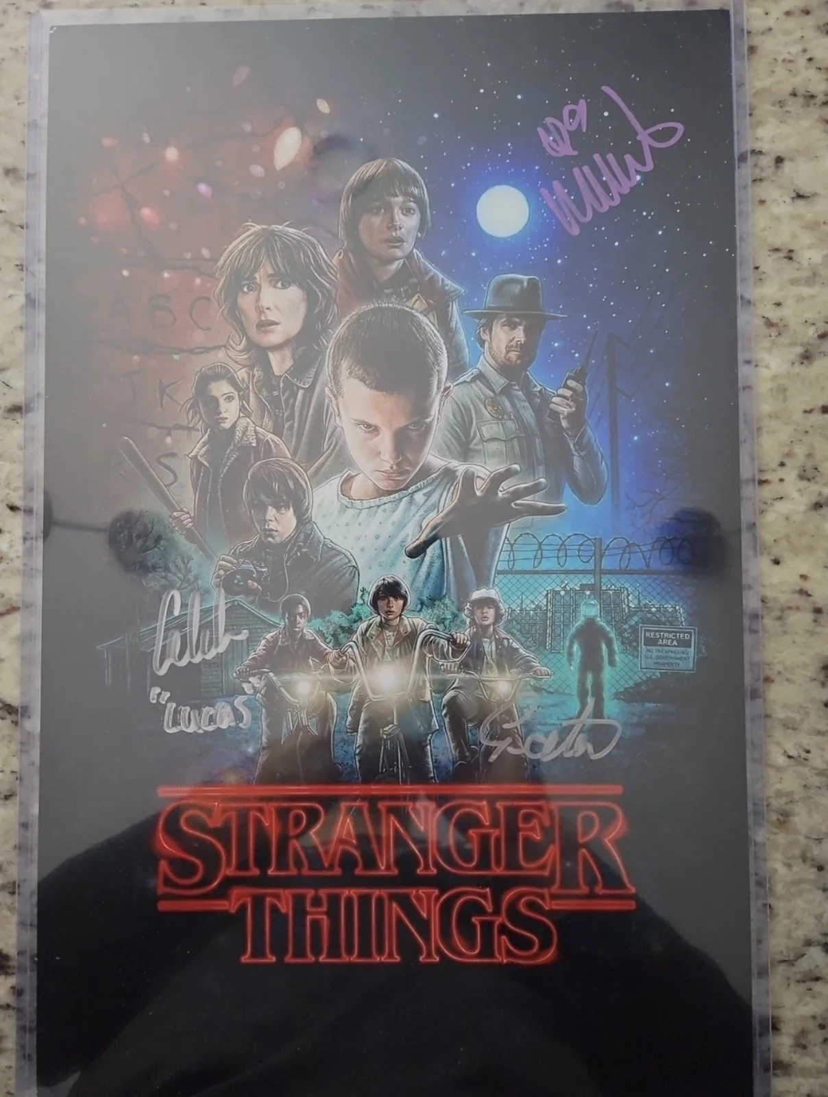 GATEN MATARAZZO MILLIE BOBBY BROWN CALEB MCLAUGHLIN — STRANGER THINGS 11 X 17 CAST SIGNED SEASON 1 POSTER MILLIE BOBBY BROWN, изображение 2
