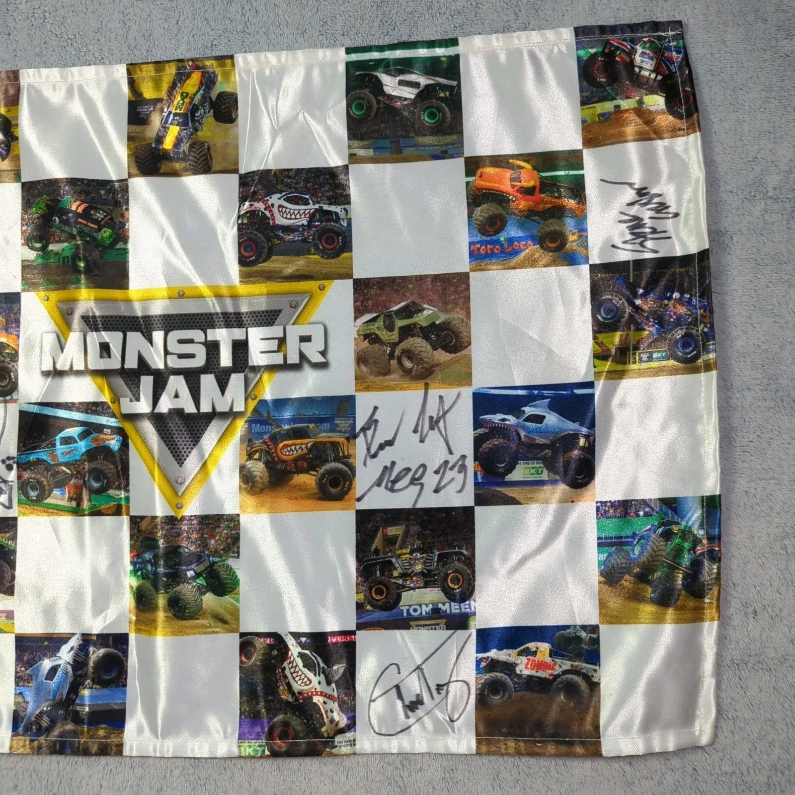 Megalodon / MORE — Autographed 2022 Monster Jam Flag 21”x15” Signed By 4 Drivers, image 3