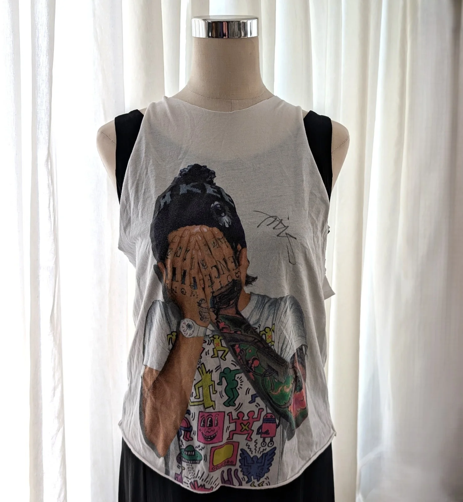Travis Mills Keith Haring Cover Your Face Signed halter top American Music Award, image 3