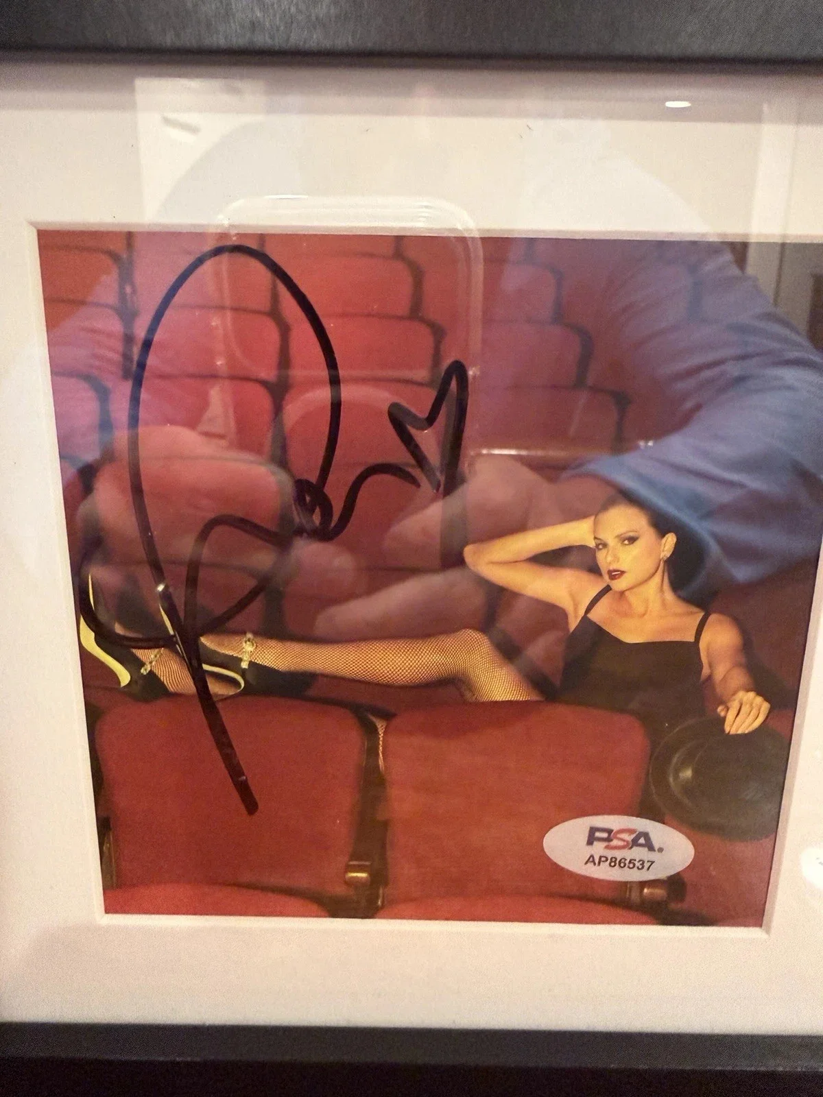 TAYLOR SWIFT signed "THE LIFE OF A SHOWGIRL "CD ALBUM framed PSA/DNA free shipin, изображение 2