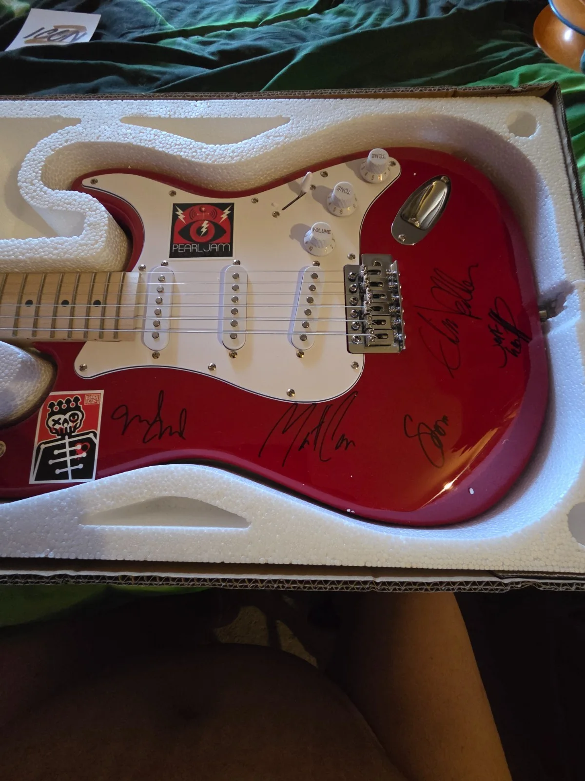 PEARL JAM signed ELECTRIC guitar EDDIE VEDDER~JEFF AMENT~CAMERON~STONE GOSSARD+1, изображение 2