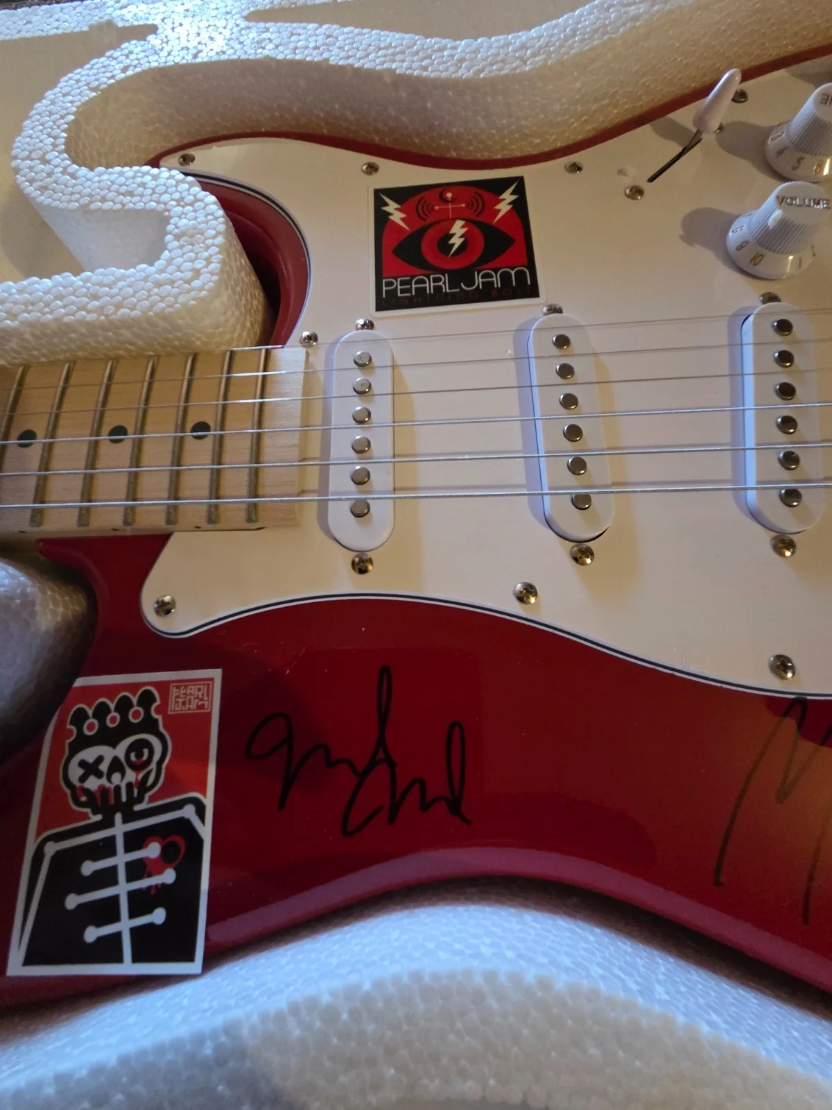 PEARL JAM signed ELECTRIC guitar EDDIE VEDDER~JEFF AMENT~CAMERON~STONE GOSSARD+1, изображение 3