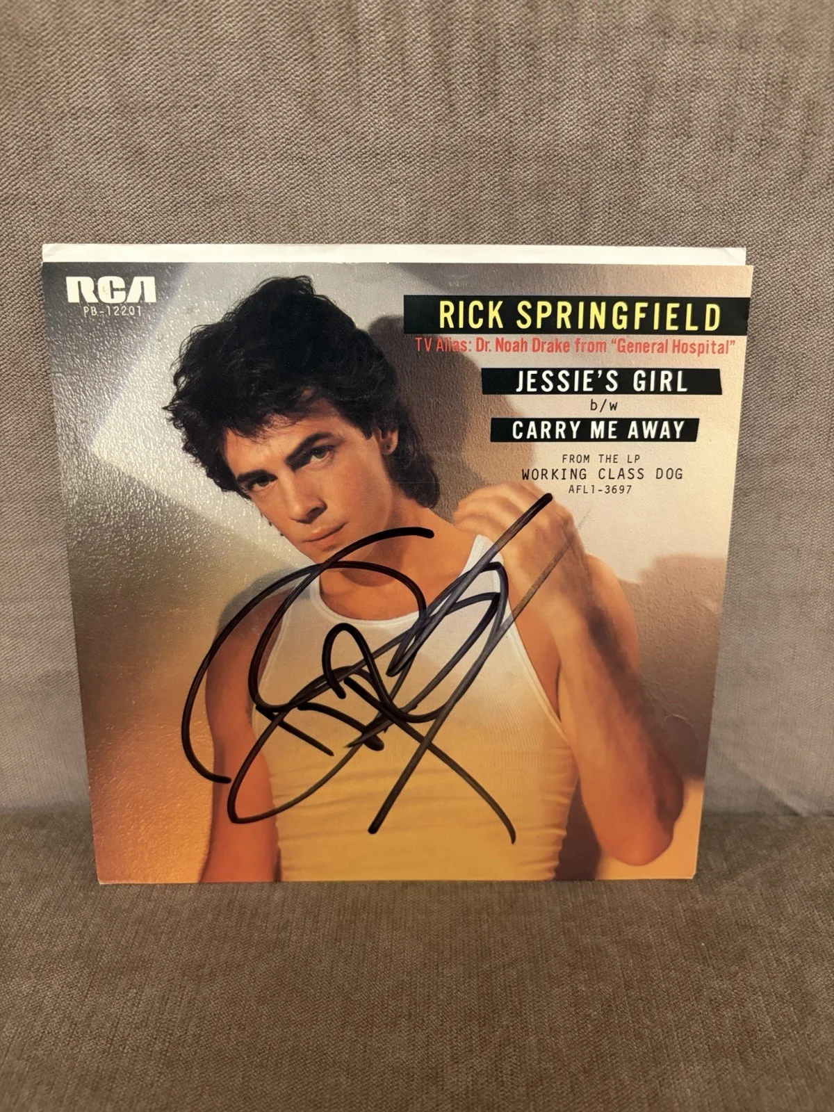 Rick Springfield Signed Jessie’s Girl 7x7 Sleeve + Tour Pick Poster Auto, изображение 2