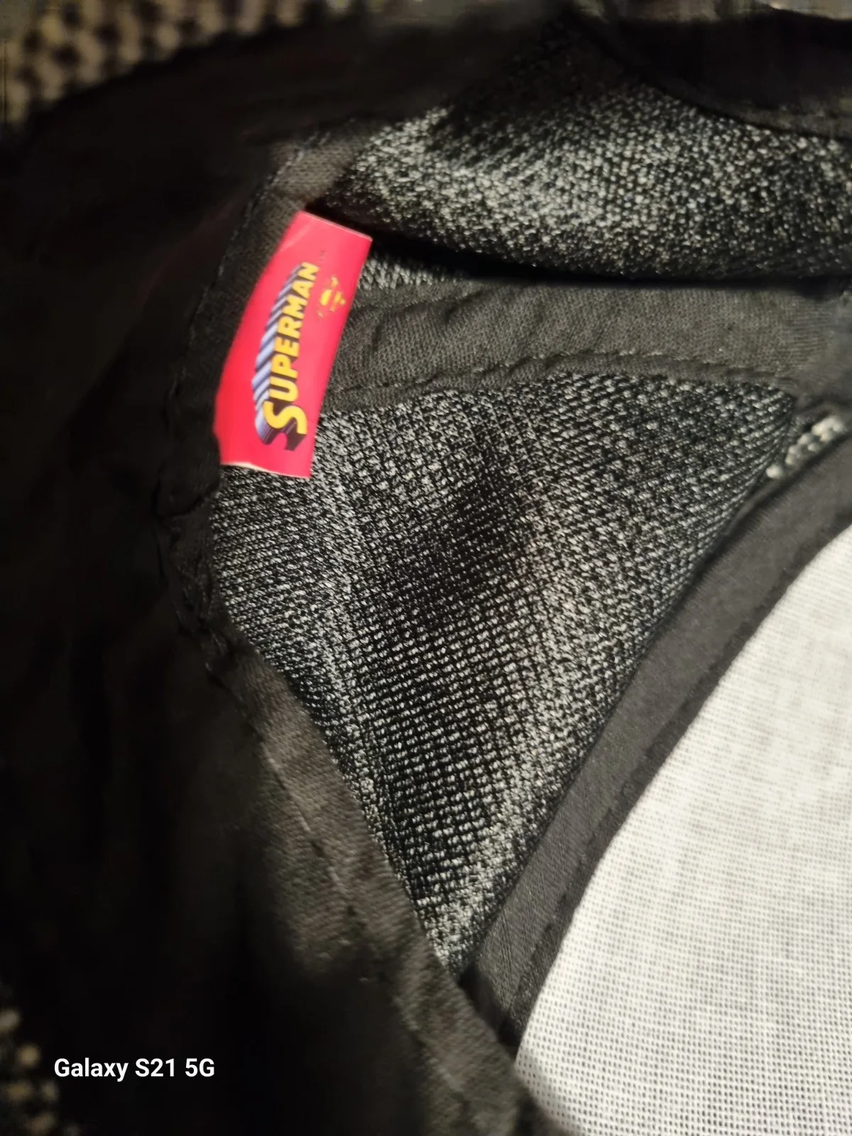 DC Comics Superman Baseball Cap , Vibrant Red Brim & Iconic "S" Shield. Youths, image 2