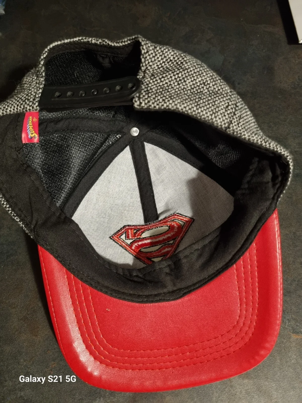 DC Comics Superman Baseball Cap , Vibrant Red Brim & Iconic "S" Shield. Youths, image 3