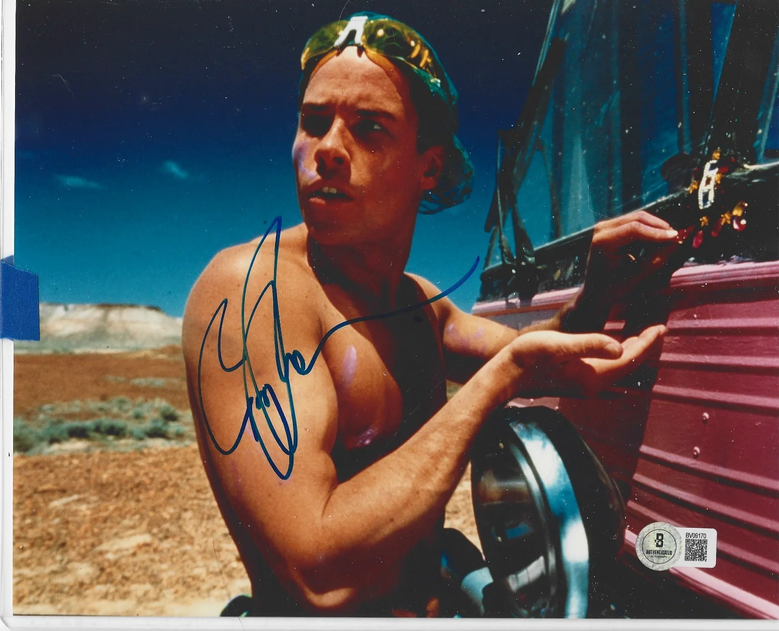 Guy Pearce — Autographed Guy Pearce photo Beckett certified