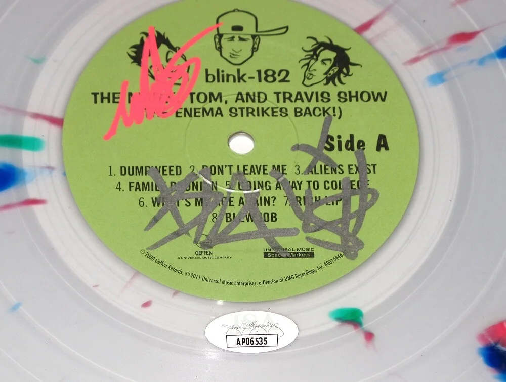 MARK HOPPUS, TRAVIS BARKER - BLINK 182 — TRAVIS BARKER & MARK HOPPUS signed "BLINK 182" VINYL RECORD Exact Proof JSA Rare, image 3
