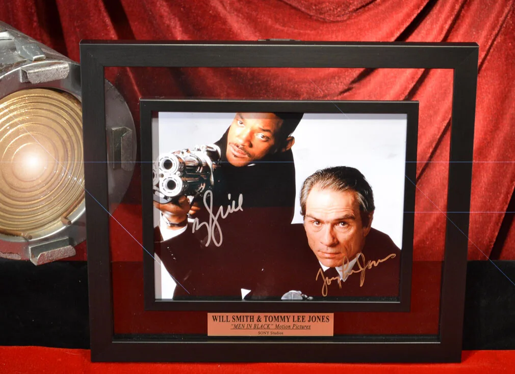 WILL SMITH, TOMMY LEE JONES Signed MIB Men In Black COSTUME, COA UACC Frame, DVD, изображение 2