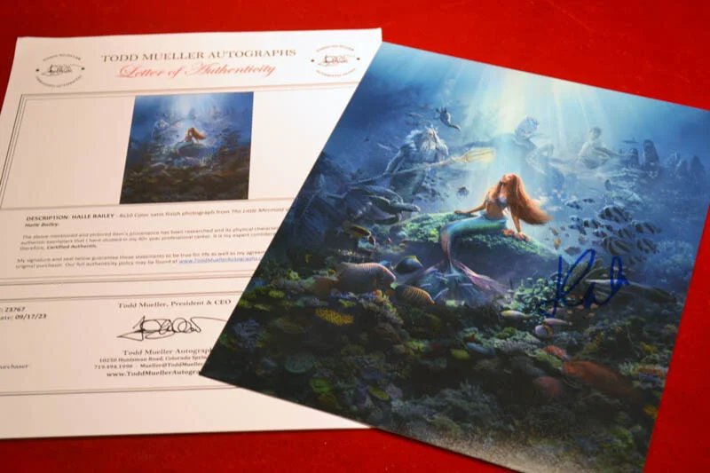 JODI BENSON, HALLE BAILEY, PAT CARROLL, CHRISTOPHER BARNES, More — LITTLE MERMAID Signed x6 Cast Autographs, COA UACC, FRAME, Blu DVD, HALLE BAILEY, изображение 4