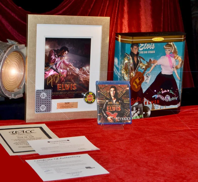 AUSTIN BUTLER Signed ELVIS Movie AUTOGRAPH, Casino CHIP Prop Barbie DOLL DVD COA, изображение 2