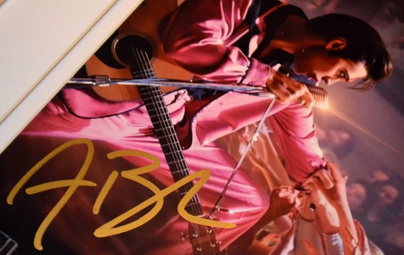 AUSTIN BUTLER Signed ELVIS Movie AUTOGRAPH, Casino CHIP Prop Barbie DOLL DVD COA, изображение 3