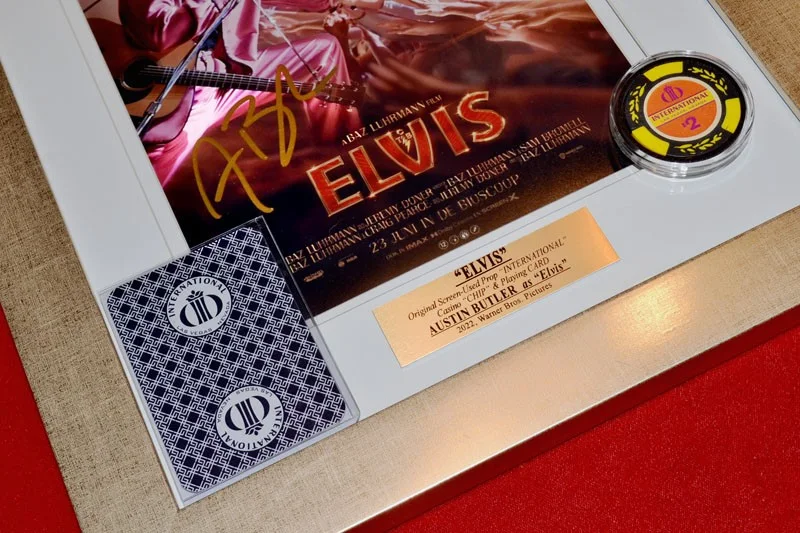 AUSTIN BUTLER Signed ELVIS Movie AUTOGRAPH, Casino CHIP Prop Barbie DOLL DVD COA, изображение 5
