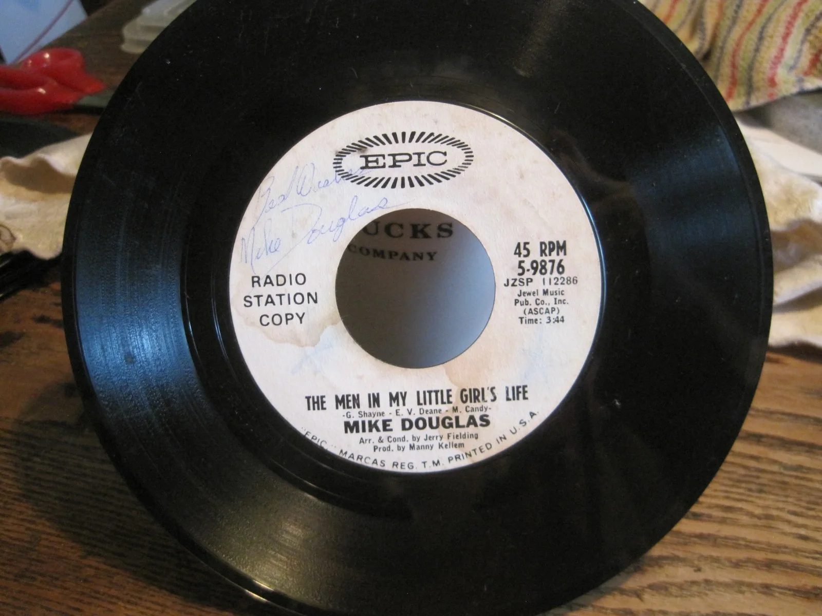 Autographed By Late Mike Douglas-45RPM-MEN IN MY LITTLE GIRLS LIFE RADIO PROMO, изображение 2