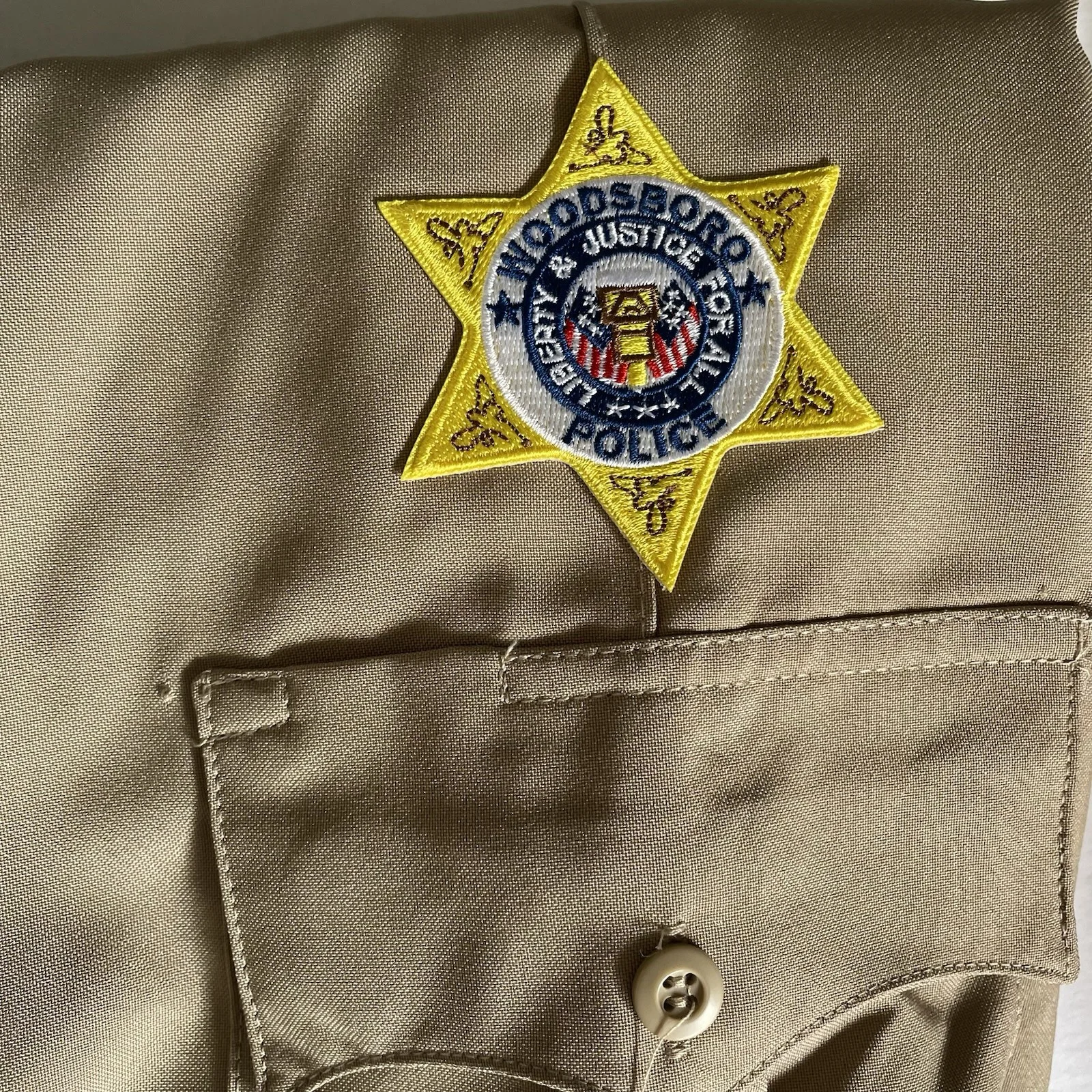 David Arquette — David Arquette Signed Sherriff Shirt Uniform with Beckett COA Scream Ghostface, image 3