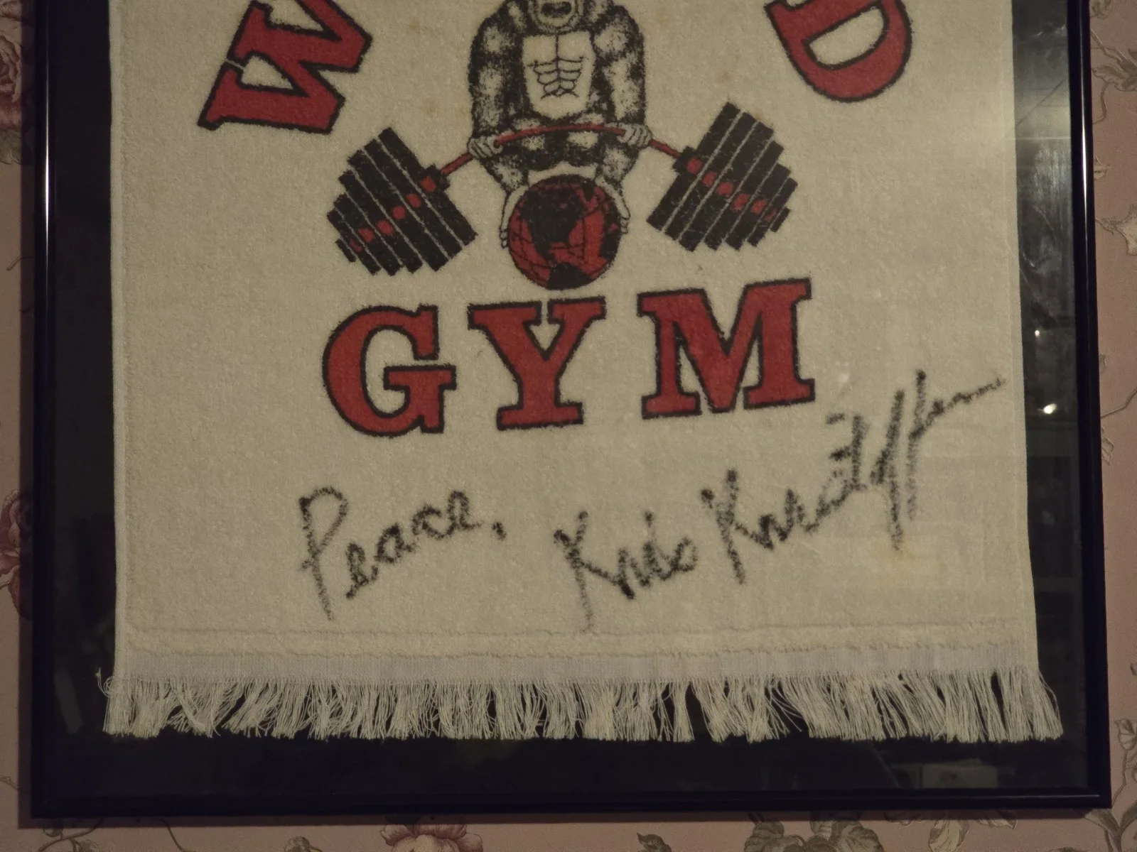 FRAMED Kris Kristofferson SIGNED World Gym Towel Country Music Outlaw Autograph, изображение 4