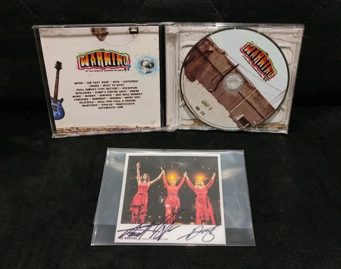 THE WARNING Band Signed Photo & 2 CD Set Dany Live From Auditorio Nacional, CDMX, изображение 2