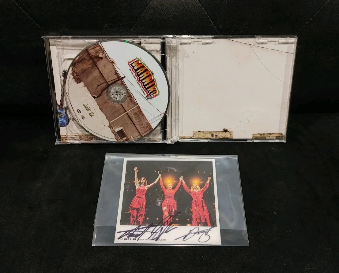 THE WARNING Band Signed Photo & 2 CD Set Dany Live From Auditorio Nacional, CDMX, изображение 3