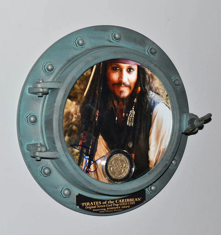 JOHNNY DEPP Signed PIRATES OF CARIBBEAN, DISNEY PROP Coin, Porthole COA DVD UACC, изображение 2