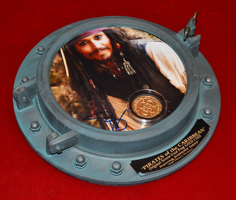 JOHNNY DEPP Signed PIRATES OF CARIBBEAN, DISNEY PROP Coin, Porthole COA DVD UACC, изображение 3